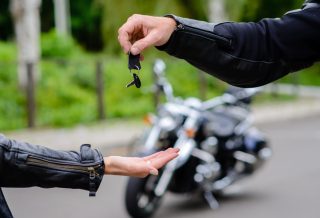 Comment bien se préparer au permis théorique moto ?