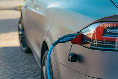 voiture en train de recharger